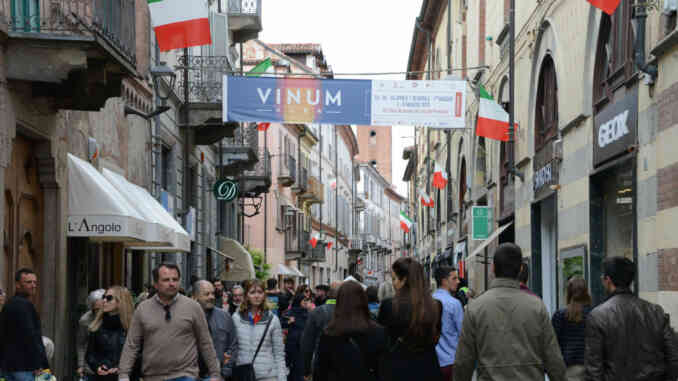 Il primo weekend di Vinum anima le vie di Alba (FOTOGALLERY) 5