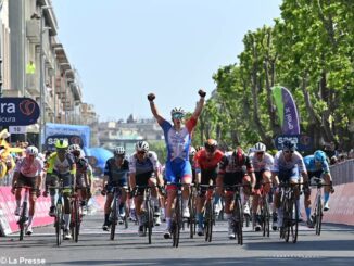 Al Giro vittoria in volata di Demare; Sobrero e Rosa a centro gruppo