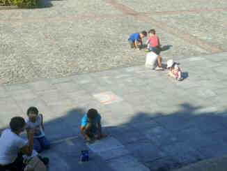 FOTO LETTORI: i bambini continuano a sporcare piazza San Paolo