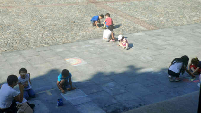 FOTO LETTORI: i bambini continuano a sporcare piazza San Paolo