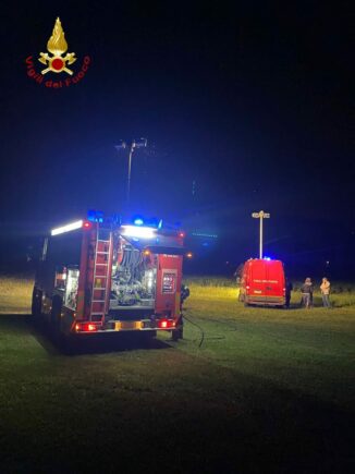 Problemi di atterraggio per un deltaplano a motore che finisce fuori pista al Campo Volo Boglietto di Costigliole 1