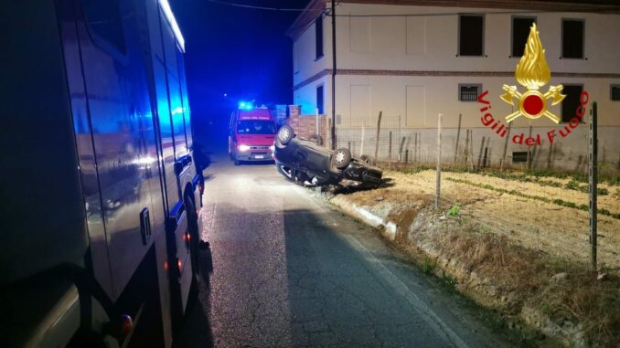 Cappotta con l'auto: ferite lievi per una conducente