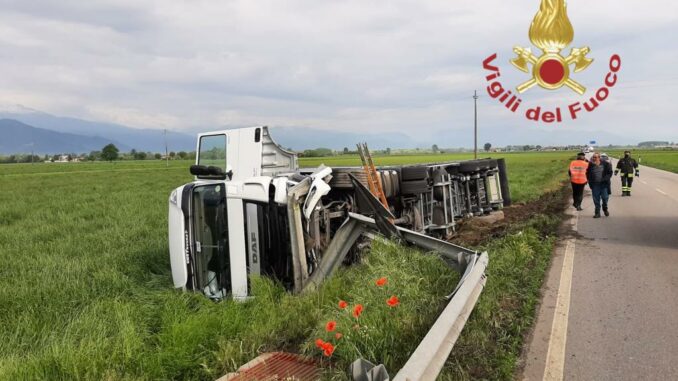 Camion si ribalta sulla provinciale: illeso il conducente