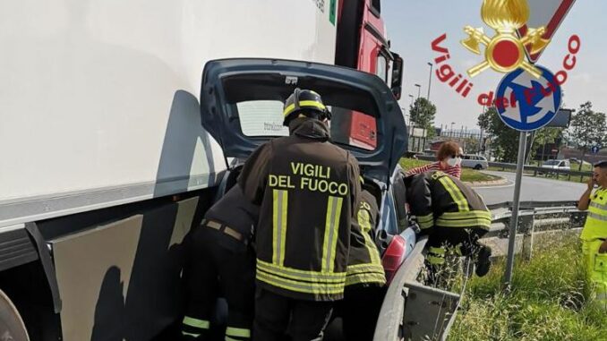Auto schiacciata contro il guard-rail da un camion: intervengono i Pompieri