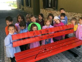 I bambini di Serravalle hanno dipinto la panchina rossa contro la violenza sulle donne