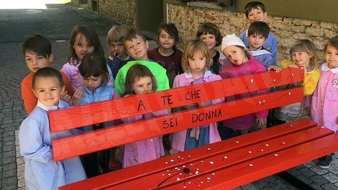 I bambini di Serravalle hanno dipinto la panchina rossa contro la violenza sulle donne