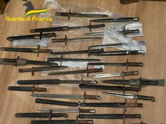 Arsenale di pugnali sequestrato, dalla Finanza a Savona