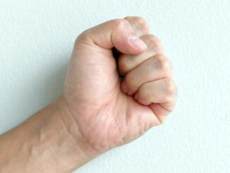 Pesta un giovane in strada senza motivo e poi fugge