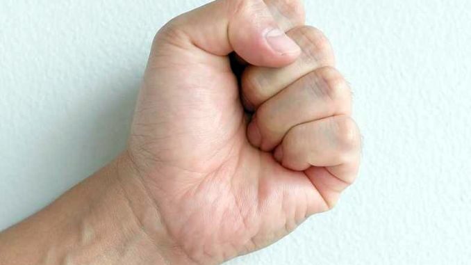 pugno Pesta un giovane in strada senza motivo e poi fugge