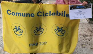 Alba: Fiab consegna la bandiera di Comuni ciclabili al Comune