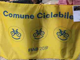 Alba: Fiab consegna la bandiera di Comuni ciclabili al Comune