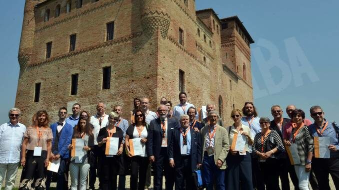 Assaggiatori Onaf a Grinzane (foto Onaf) L'Onaf porta al castello di Grinzane Cavour gli esperti di assaggio per parlare della verità del gusto