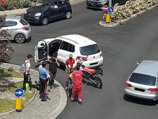 Incidente in rotatoria in corso Langhe: ferito il conducente di un motociclo