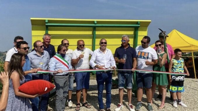 Inaugurata la panchina gigante del Moscato a Castiglione Tinella