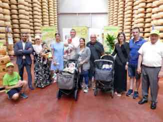 Rayan, il primo nato 2022 di Verduno, premiato da Valgrana