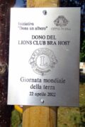 Il Lions Bra dona alberi al piazzale Falcone e Borsellino