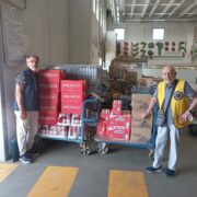 Nella Giornata del rifugiato il Lions Bra dona alla Caritas derrate alimentari per gli ucraini