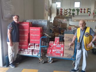 Nella Giornata del rifugiato il Lions Bra dona alla Caritas derrate alimentari per gli ucraini