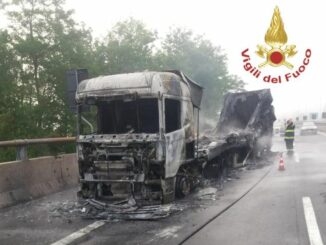 Camion in fiamme sulla Torino-Savona: illeso il conducente