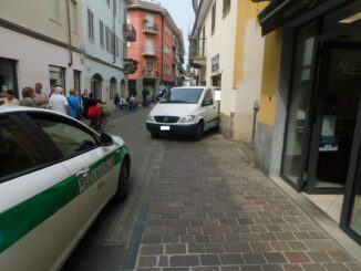 Furgone in sosta travolge una donna: attimi di panico in via Pollenzo