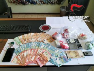 Alba: giovane trovato in possesso di 1 kg di cocaina pura e 8mila euro in contanti, arrestato in flagranza dai Carabinieri.