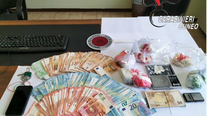 Alba: giovane trovato in possesso di 1 kg di cocaina pura e 8mila euro in contanti, arrestato in flagranza dai Carabinieri.