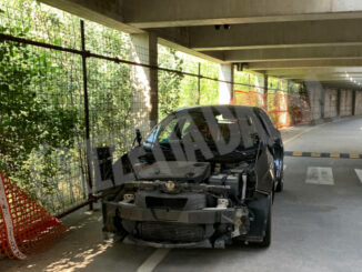 Altra automobile cannibalizzata in viale Masera