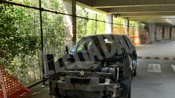 Auto viale Masera Altra automobile cannibalizzata in viale Masera