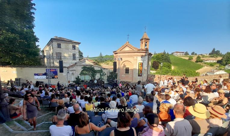 Les Négresses Vertes a Monfortinjazz, entusiasmano e coinvolgono il foltissimo pubblico dell