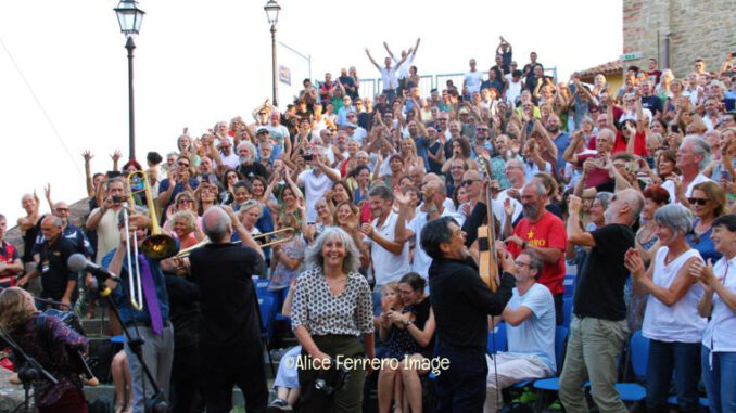 Les Négresses Vertes a Monfortinjazz, entusiasmano e coinvolgono il foltissimo pubblico dell'Auditorium Horszowski 41