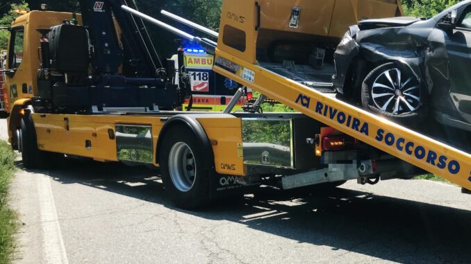 Scontro tra due auto sulla provinciale a Monforte d'Alba: intervengono pompieri e 118