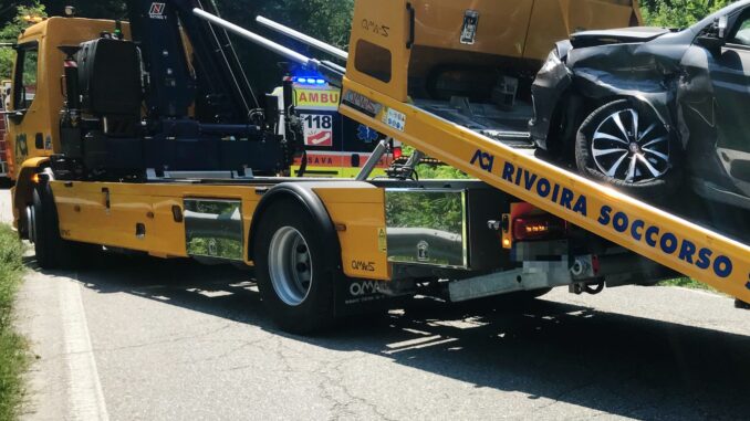 Scontro tra due auto sulla provinciale a Monforte d'Alba: intervengono pompieri e 118