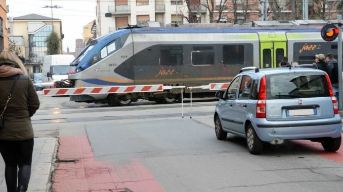 Lavori di manutenzione: per due notti resta chiuso il passaggio a livello di via Vivaro