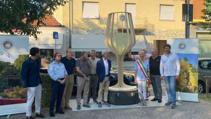 A Santo Stefano Belbo si ricaricano le bici con un calice di Moscato