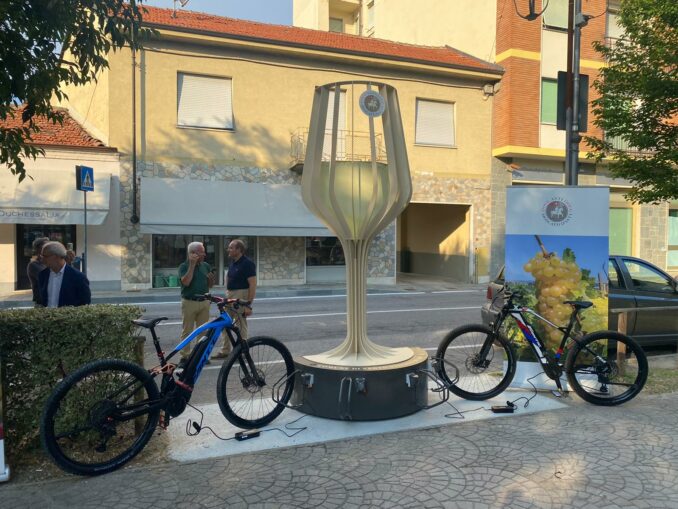 A Santo Stefano Belbo si ricaricano le bici con un calice di Moscato 1