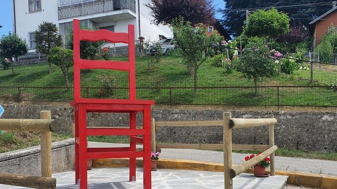 A Niella Belbo una sedia gigante rossa contro la violenza sulle donne 1