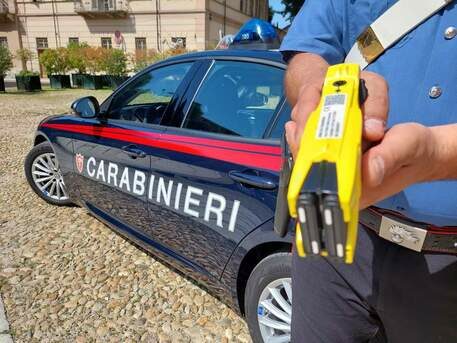 Minaccia famiglia con coltello, i Carabinieri usano taser deterrente