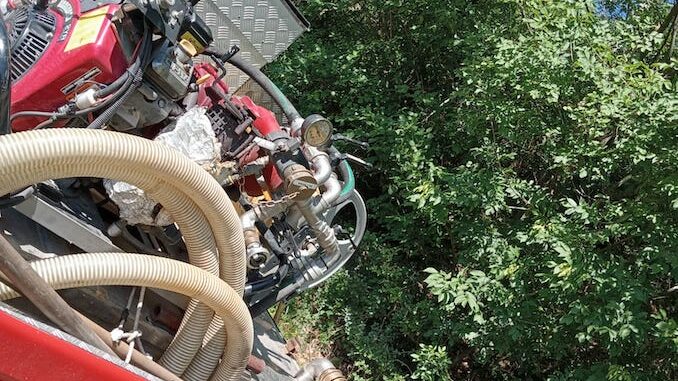 Incendio di sterpaglie in un bosco di Rocchetta Belbo