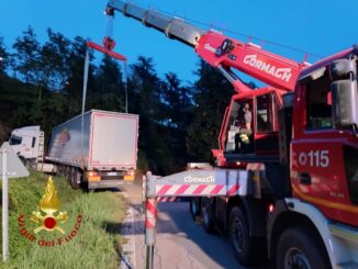 Autoarticolato fuori strada: intervengono i Pompieri di Alba e Asti
