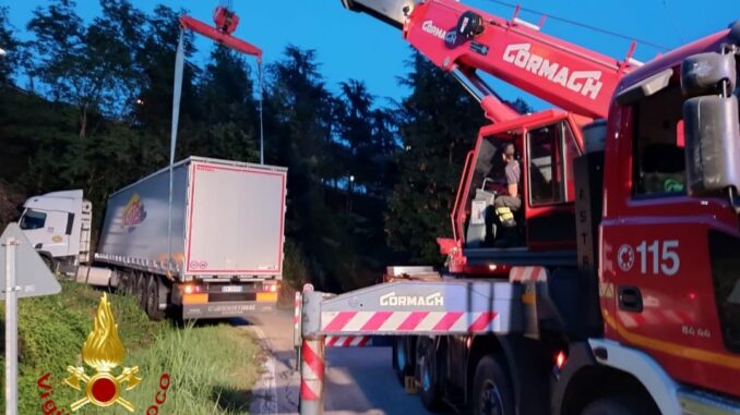 Autoarticolato fuori strada: intervengono i Pompieri di Alba e Asti