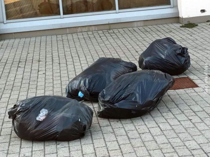 Bra: rifiuti abbandonati alla stazione ferroviaria