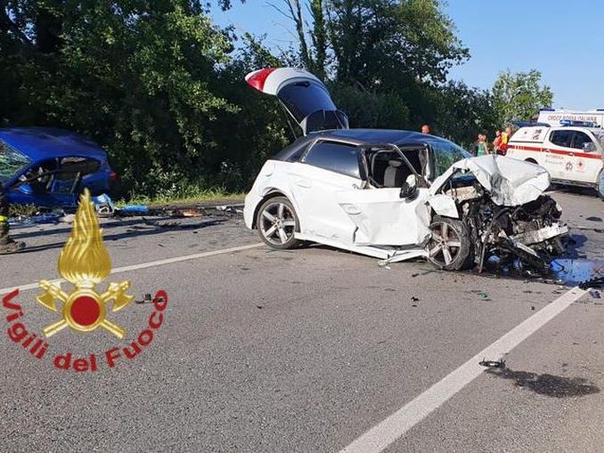Frontale sulla tangenziale di Corneliano, feriti i due giovani conducenti