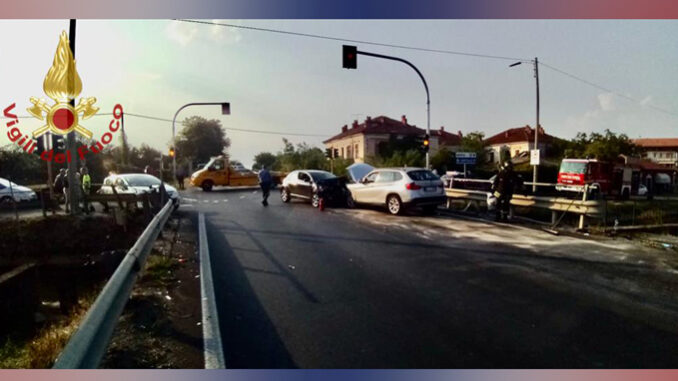 Grave incidente in circonvallazione a Fossano, il bilancio è di 5 feriti, grave una donna
