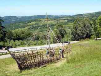 La barca di Viglino spiega le vele sull’alto colle di Mombarcaro