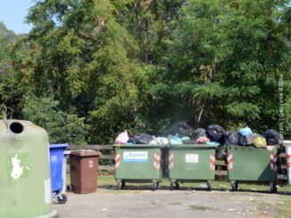 Raccolta rifiuti: in via De Gasperi i sacchi neri restano nei bidoni 1