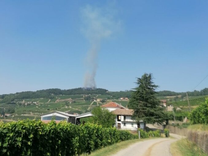 Rogo in un bosco ai confini fra Cossano e Santo Stefano: intervengono Pompieri e Aib