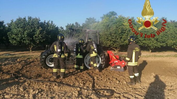Trattore distrutto da un rogo in località San Giacomo: illeso il conducente