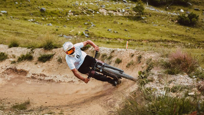 Ciclista cade lungo la pista di downhill a Prato Nevoso, interviene l'elisoccorso