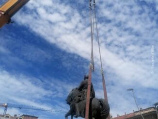 La statua del generale Govone prende il volo e lascia piazza Ferrero