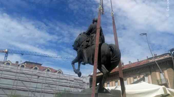 La statua del generale Govone prende il volo e lascia piazza Ferrero